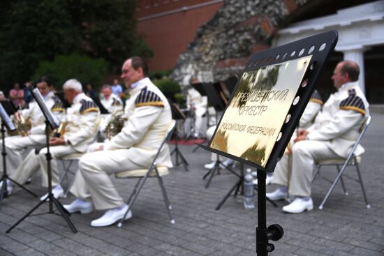 Presidential orchestra performs in Alexander Gardens