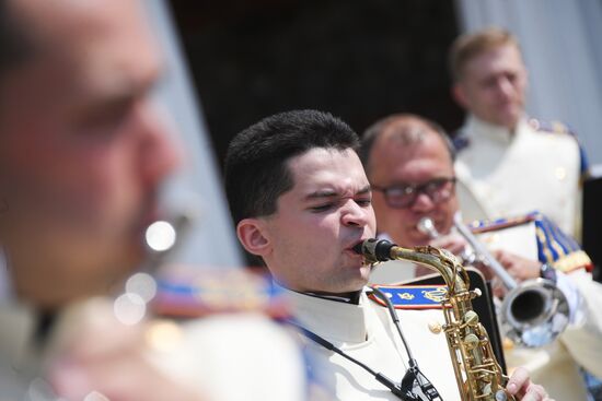 Presidential orchestra performs in Alexander Gardens