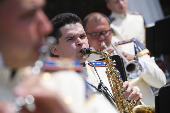 Presidential orchestra performs in Alexander Gardens