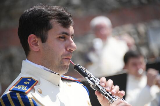 Presidential orchestra performs in Alexander Gardens