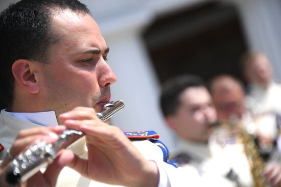 Presidential orchestra performs in Alexander Gardens