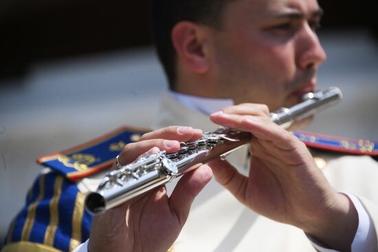 Presidential orchestra performs in Alexander Gardens