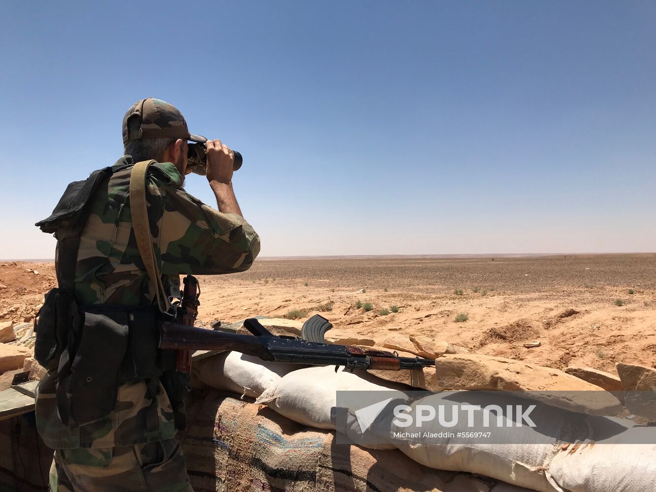 Syrian soldiers on Iraqi border in "white desert" in Homs