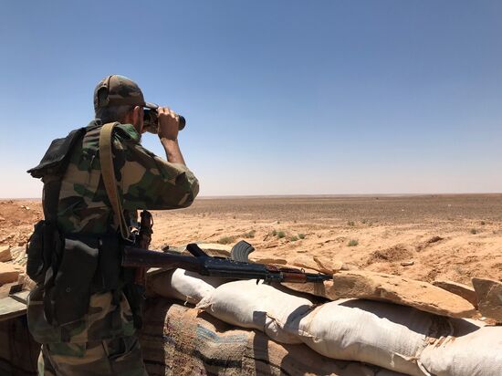 Syrian soldiers on Iraqi border in "white desert" in Homs