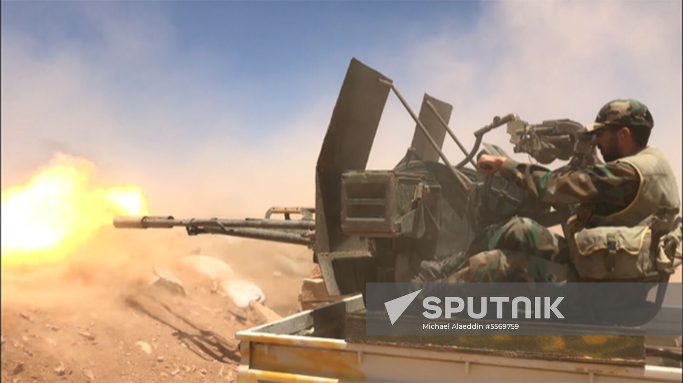 Syrian soldiers on Iraqi border in "white desert" in Homs