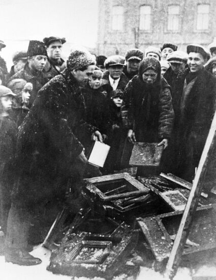 Tver residents dispose of icons