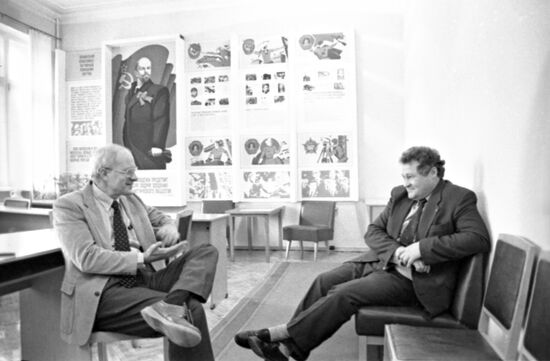 Meeting between Novgorod Mayor Viktov Ivanov and Professor Earl Molander