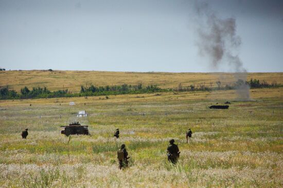 LPR people's militia holds military exercise