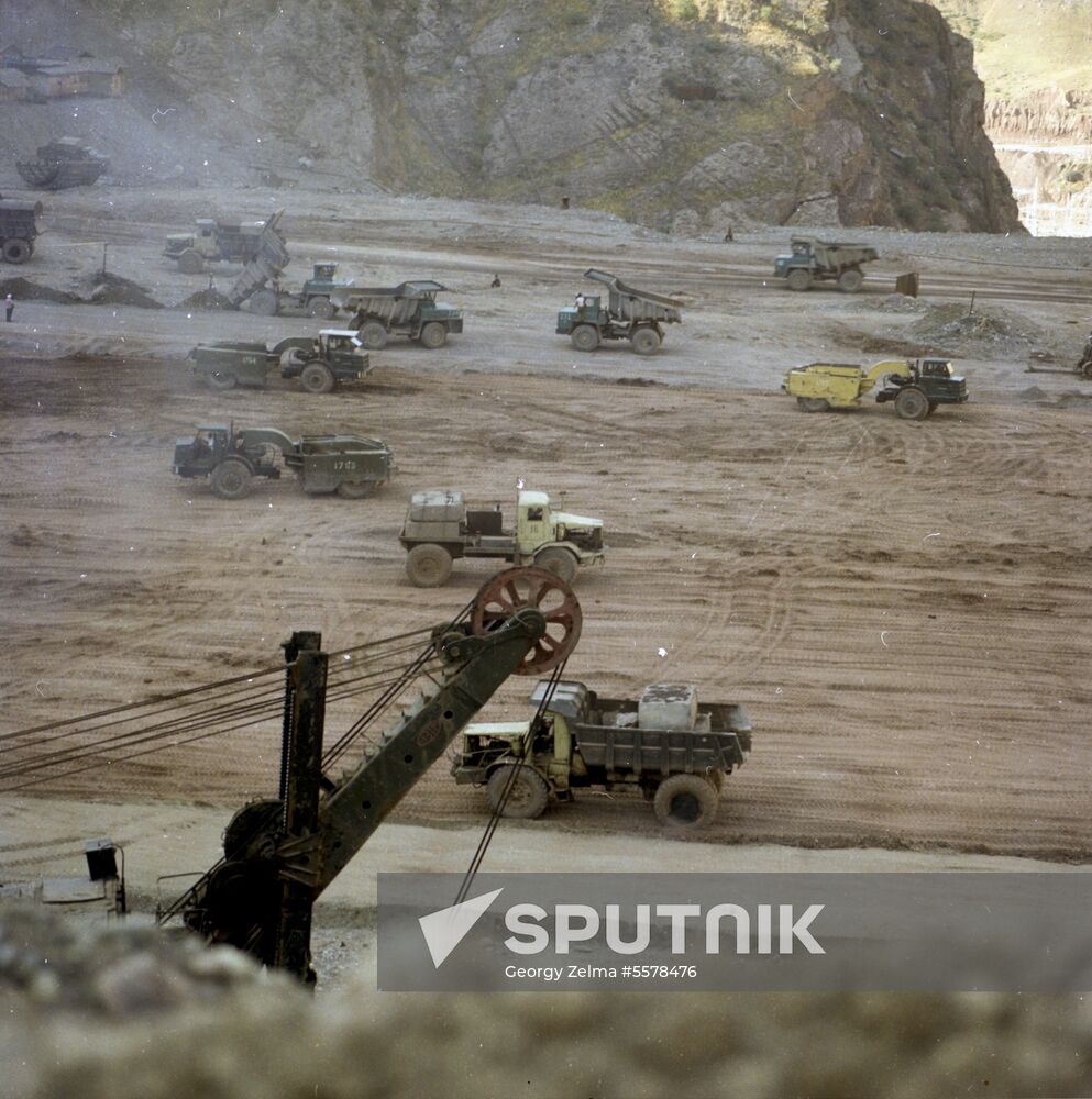 Building the Nurek Dam