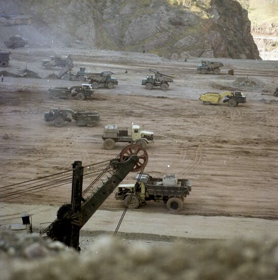 Building the Nurek Dam