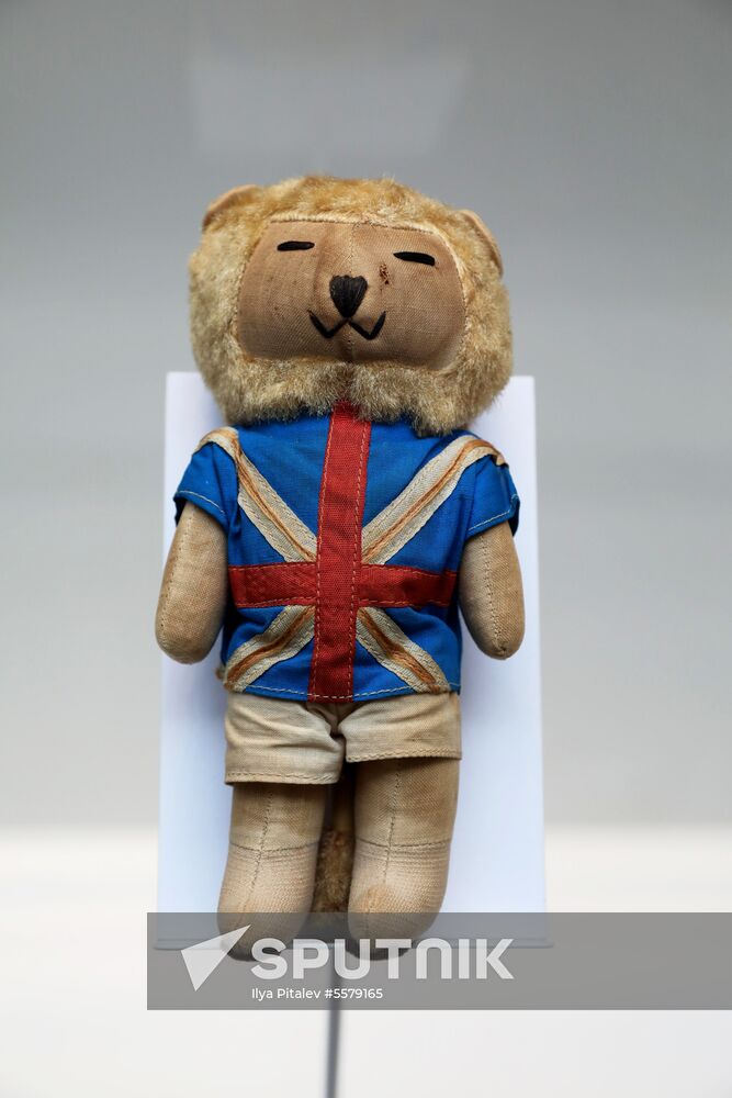 Football paraphernalia exhibition Qatar @RoadTo2022 at GUM Department Store