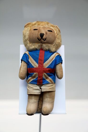 Football paraphernalia exhibition Qatar @RoadTo2022 at GUM Department Store