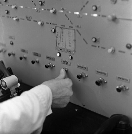 Control panel of fanning track switches