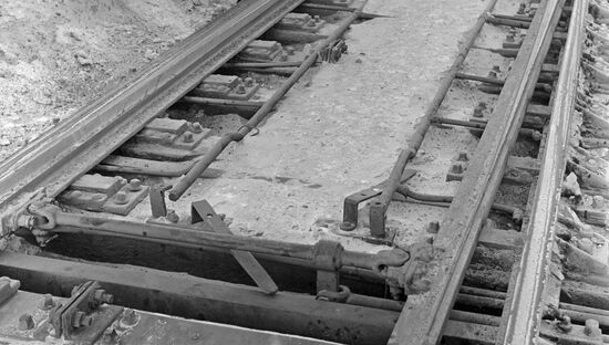 Railway switch with supply lines