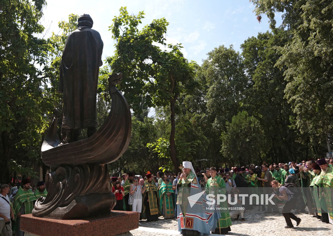 Monument to Peter and Fevronia unveiled in Crimea