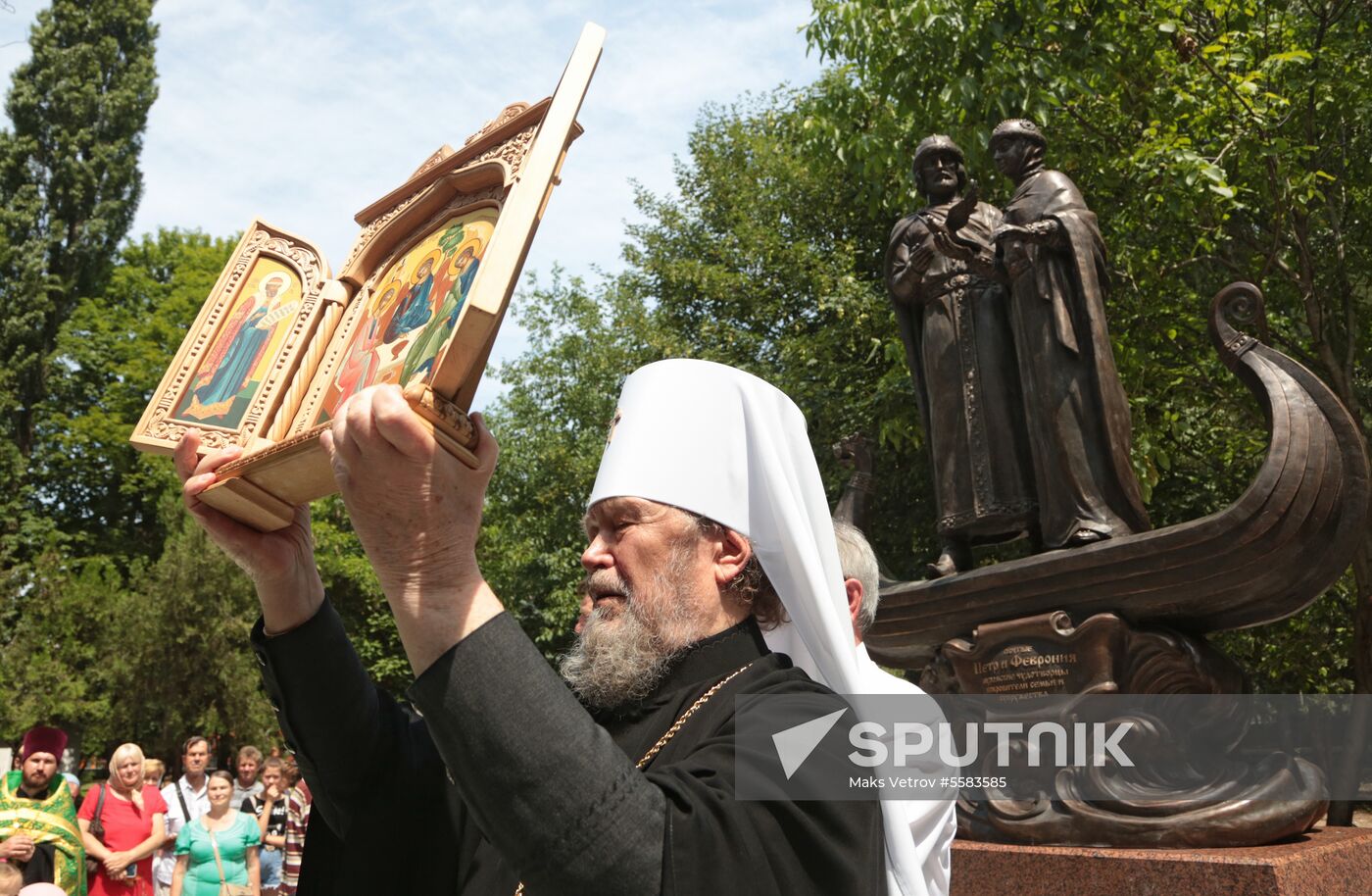 Monument to Peter and Fevronia unveiled in Crimea