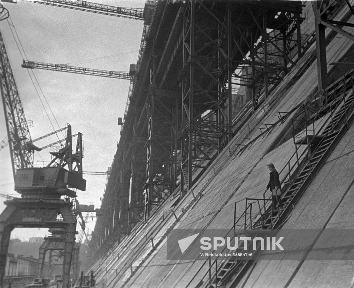 Building the Bratsk Hydroelectric Power Plant