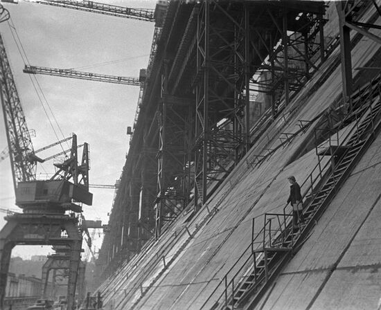 Building the Bratsk Hydroelectric Power Plant