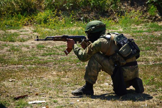 Maroon beret exam in Lugansk