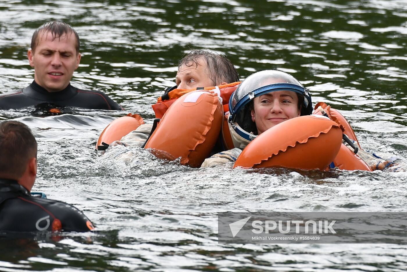 ISS Expedition 59/60 crew trains for water landing