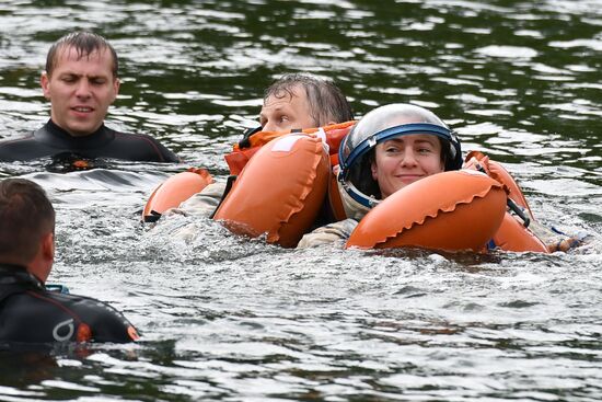 ISS Expedition 59/60 crew trains for water landing