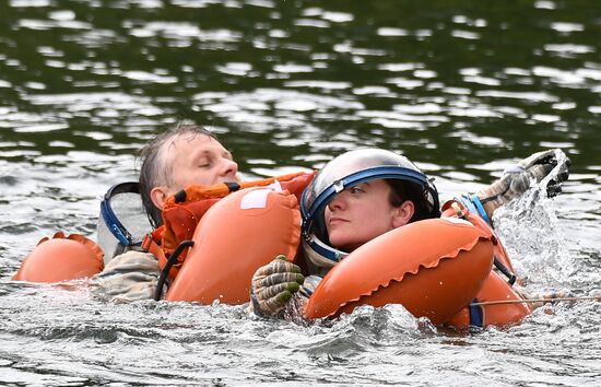 ISS Expedition 59/60 crew trains for water landing