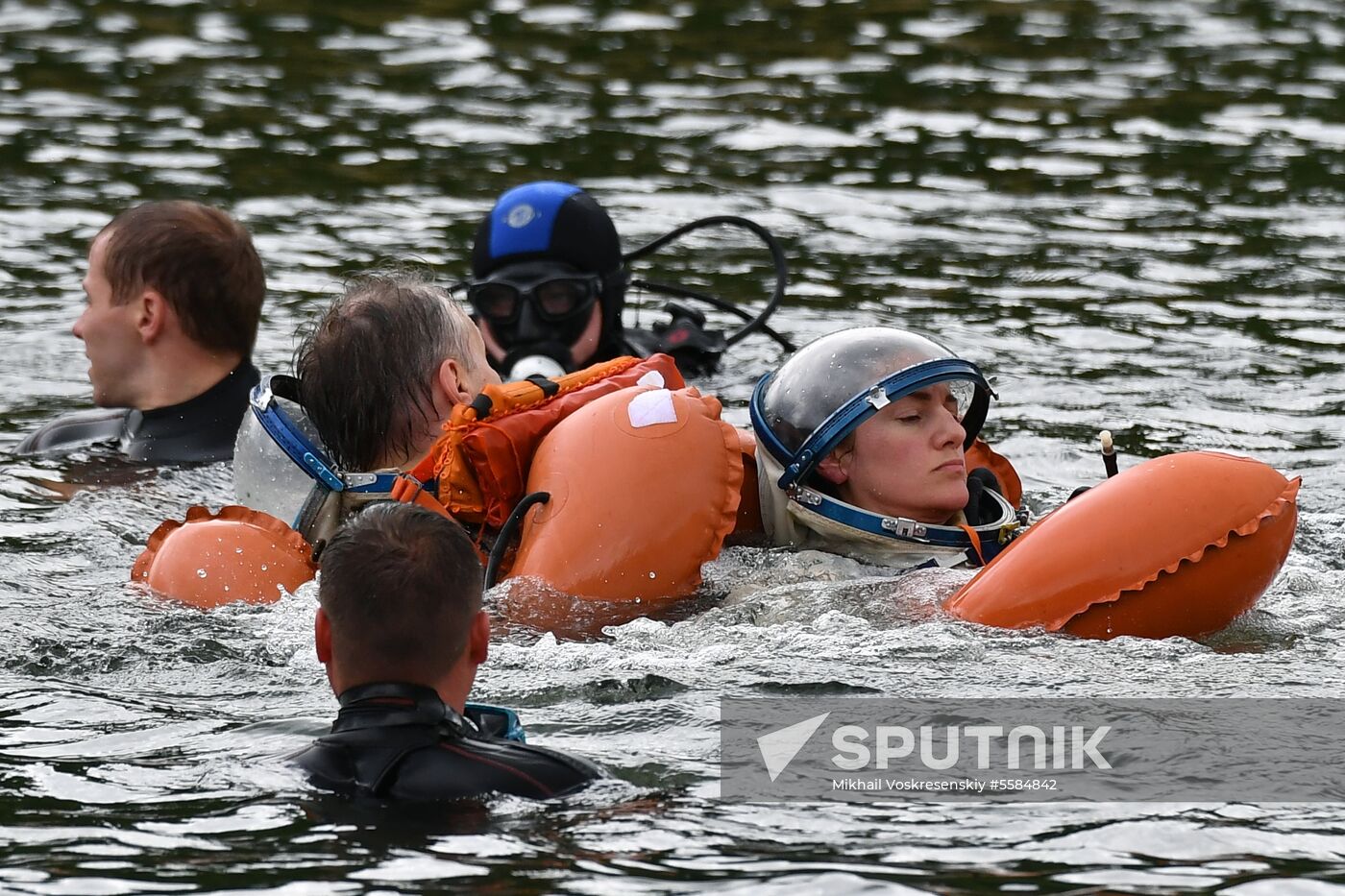 ISS Expedition 59/60 crew trains for water landing