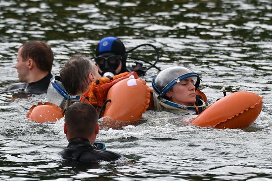 ISS Expedition 59/60 crew trains for water landing