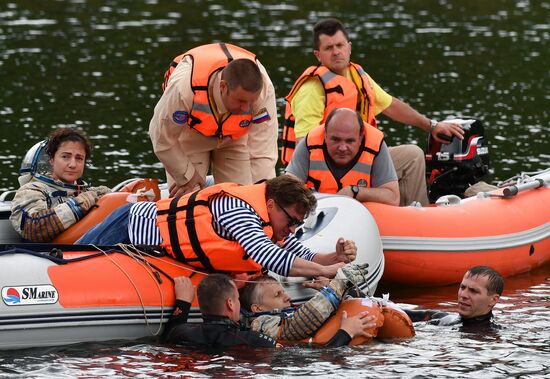 ISS Expedition 59/60 crew trains for water landing