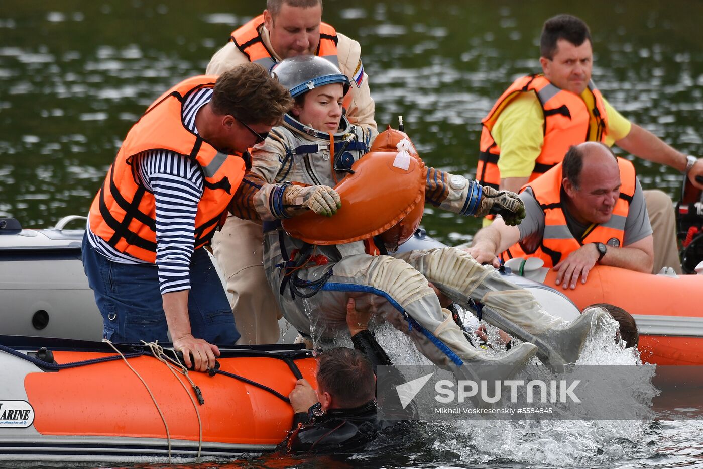 ISS Expedition 59/60 crew trains for water landing