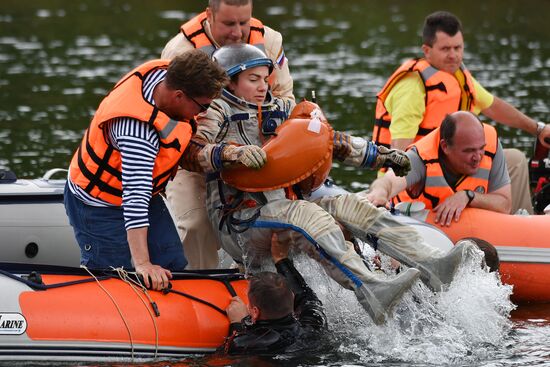 ISS Expedition 59/60 crew trains for water landing