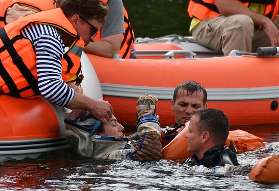 ISS Expedition 59/60 crew trains for water landing