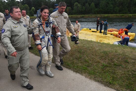 ISS Expedition 59/60 crew trains for water landing