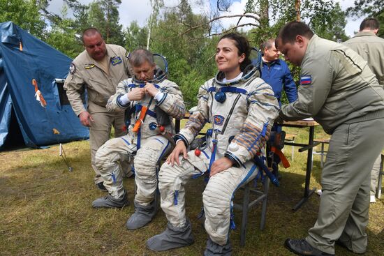 ISS Expedition 59/60 crew trains for water landing