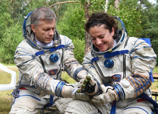 ISS Expedition 59/60 crew trains for water landing