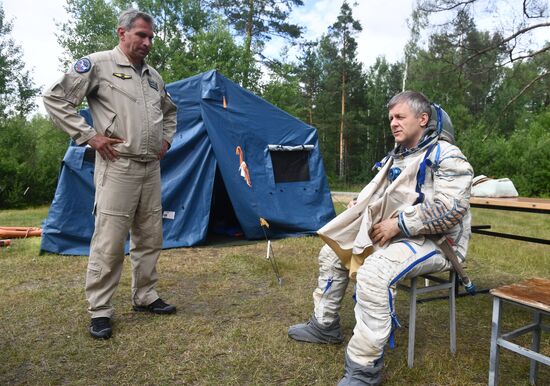 ISS Expedition 59/60 crew trains for water landing