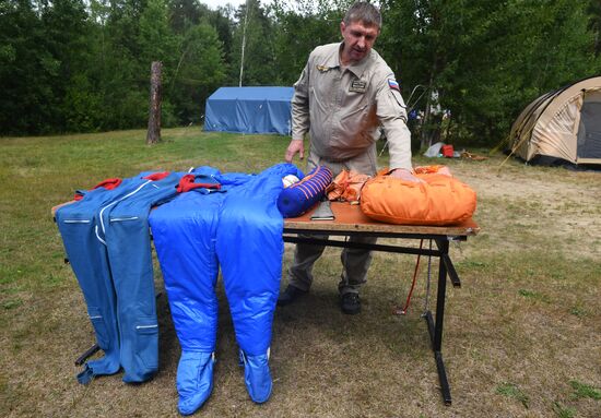 ISS Expedition 59/60 crew trains for water landing