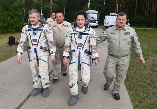 ISS Expedition 59/60 crew trains for water landing