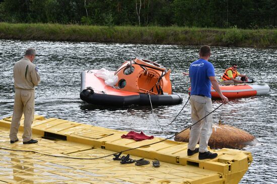 ISS Expedition 59/60 crew trains for water landing