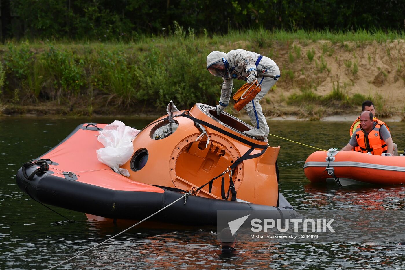 ISS Expedition 59/60 crew trains for water landing