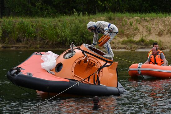 ISS Expedition 59/60 crew trains for water landing