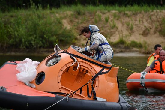 ISS Expedition 59/60 crew trains for water landing