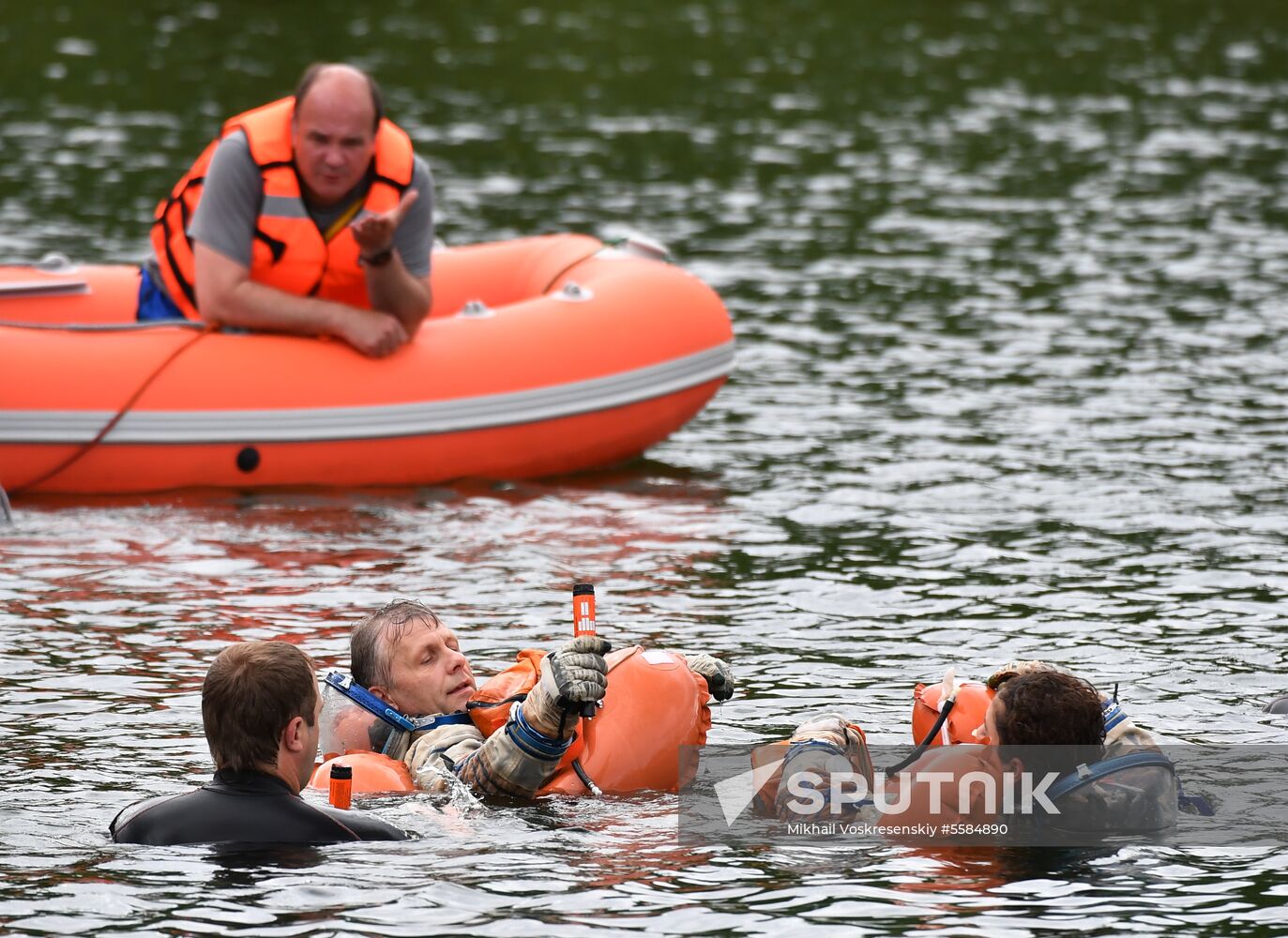 ISS Expedition 59/60 crew trains for water landing