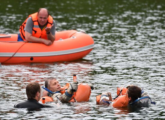 ISS Expedition 59/60 crew trains for water landing