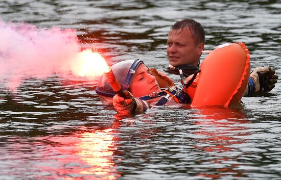 ISS Expedition 59/60 crew trains for water landing