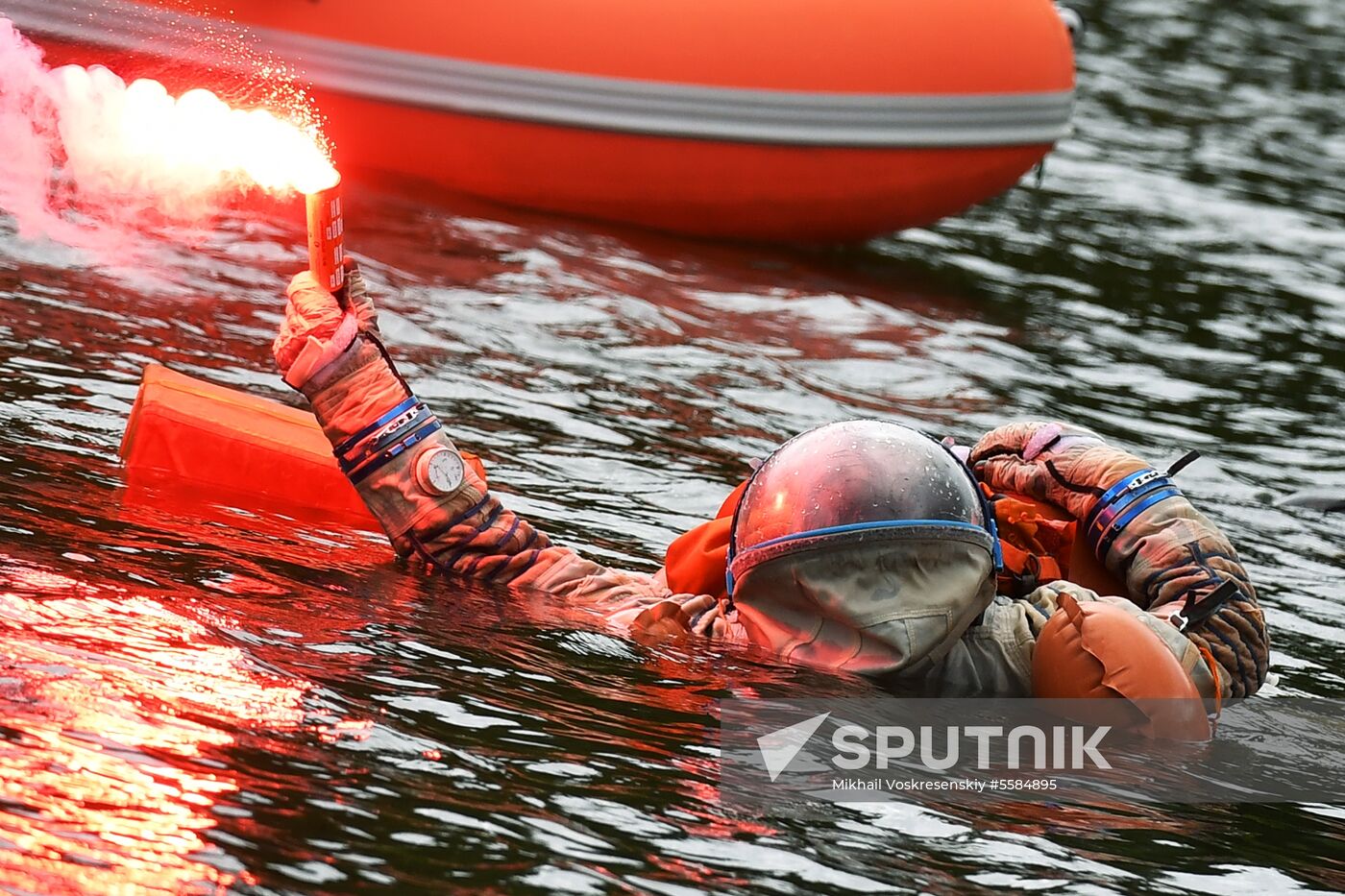 ISS Expedition 59/60 crew trains for water landing