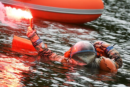 ISS Expedition 59/60 crew trains for water landing