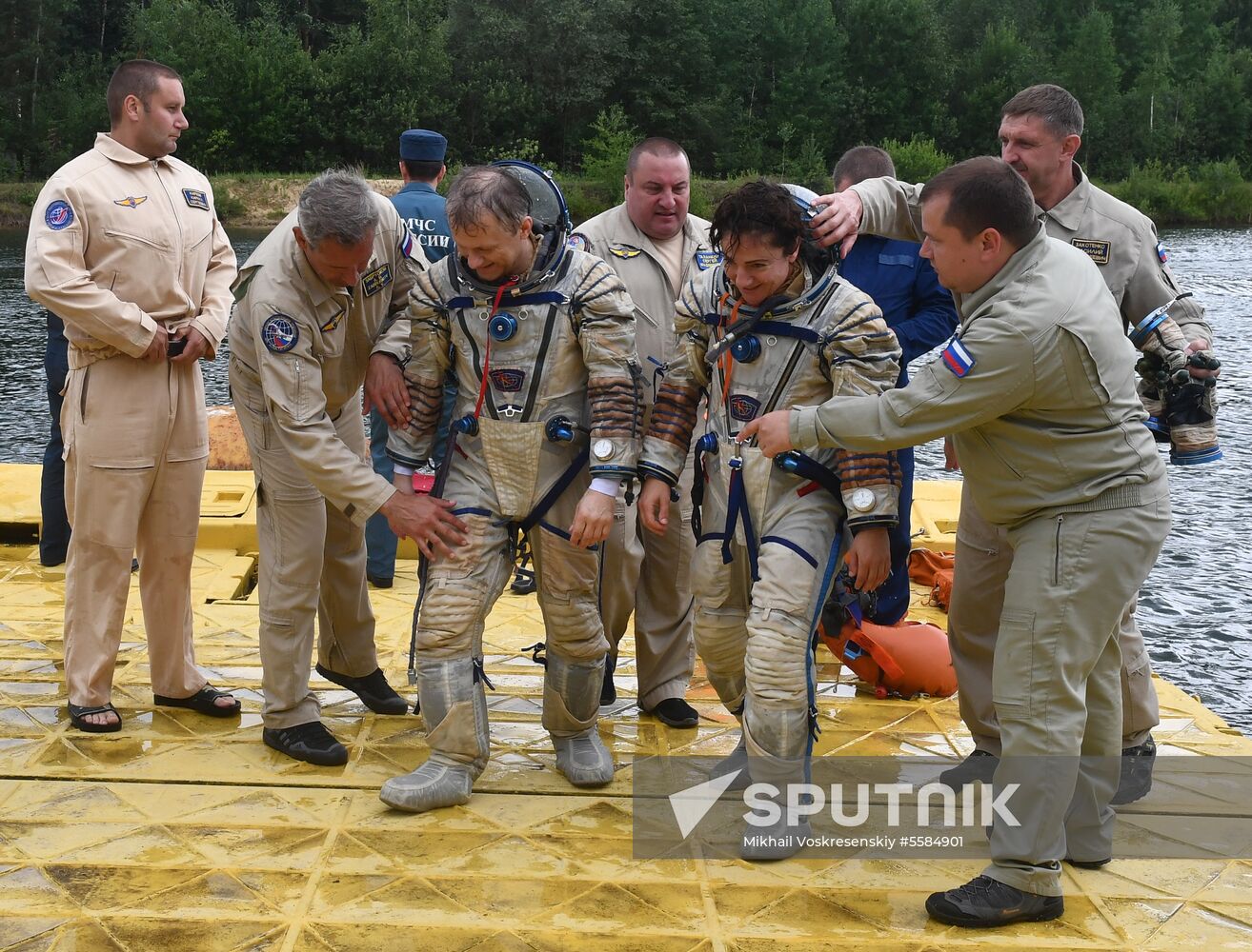 ISS Expedition 59/60 crew trains for water landing