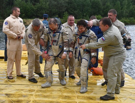 ISS Expedition 59/60 crew trains for water landing