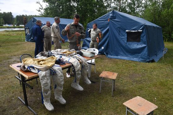 ISS Expedition 59/60 crew trains for water landing